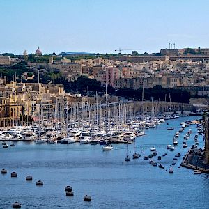 Offer Sun-soaked island in the Mediterranean with good quality hockey