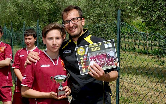 Gallery Interview with Luca Risatti, President and Player at Riva Hockey Club, Italy - il-presidente-del-riva-del-garda-luca-risatti-premia-il-capitano-della-roma-de-sisti.jpg