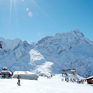 Offer High-altitude resort with glacier skiing